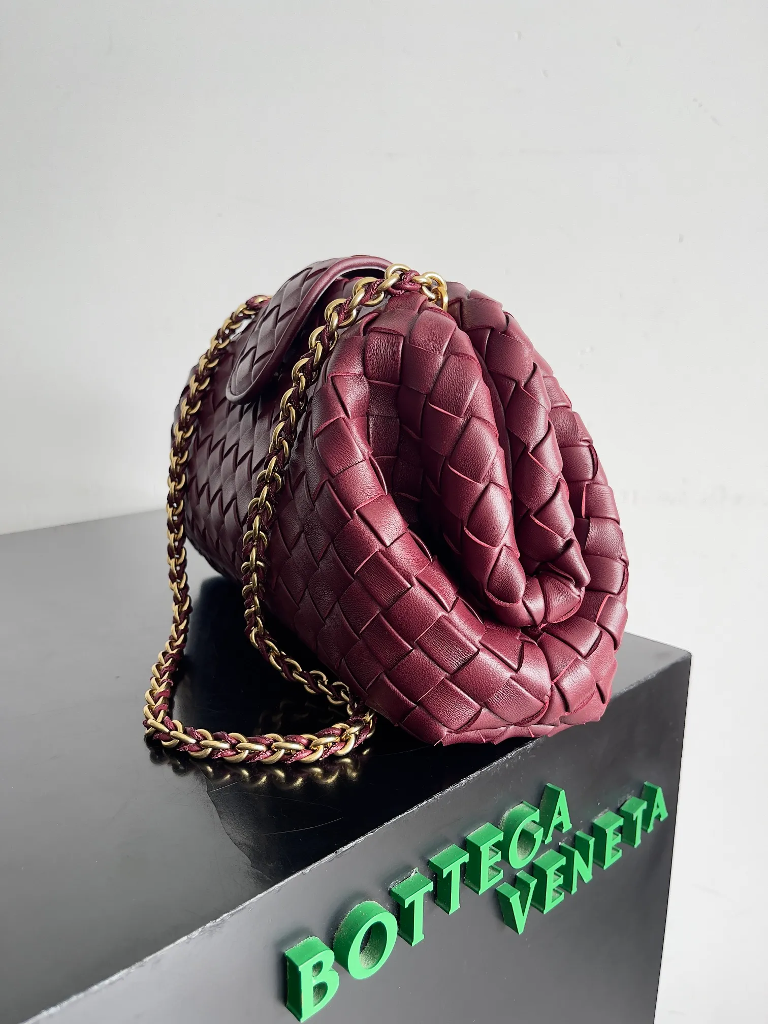 Batch 2260 BOTTEGA VENETA Lady's LAUREN CLUTCH Chain Clutch was inspired by 40 years ago. It is a perfect fusion of classic and modern bags. It is effortless and fashionable for any occasion and at any time. The newly added detachable metal chain allows people to have more ways to carry it. It is grand and elegant. Style No.: 785807 Size: 31.5*16.5*11cm